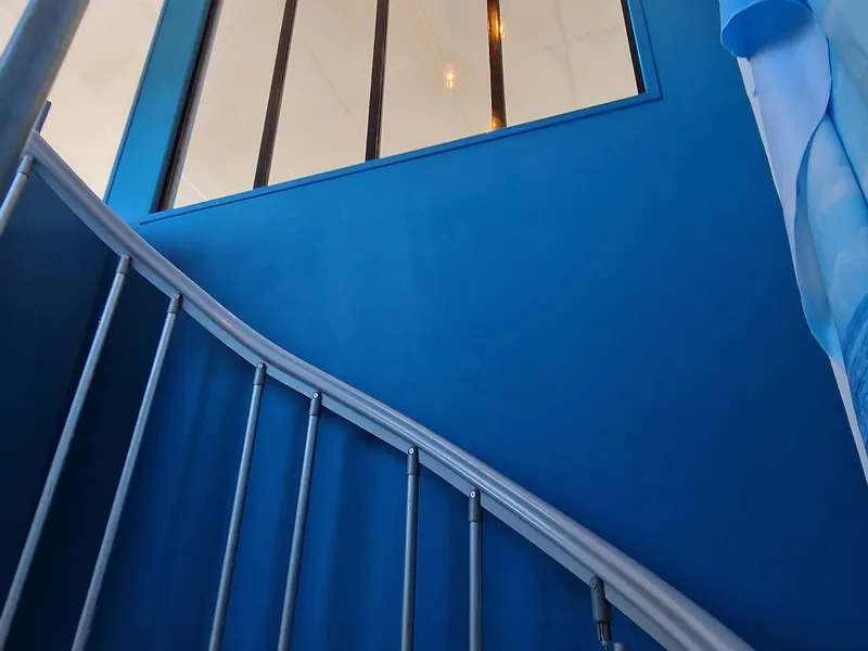 Escalier et mur bleu avec verrière - ColorsDream